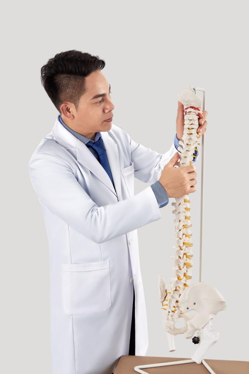 韦任法教授与脊柱模型